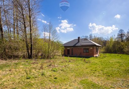 W stanie deweloperskim, na działce o pow. 3 490 m2