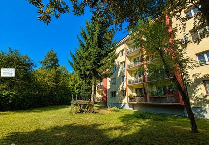 2 pokoje, 2 piętro, duży balkon, widok na skwer