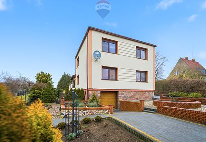 Rodzinny dom z ogrodem i stawem