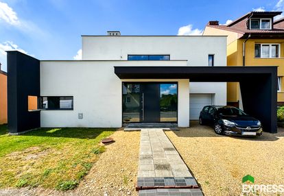 Designerski dom z ogrodem. świetnie skomunikowany