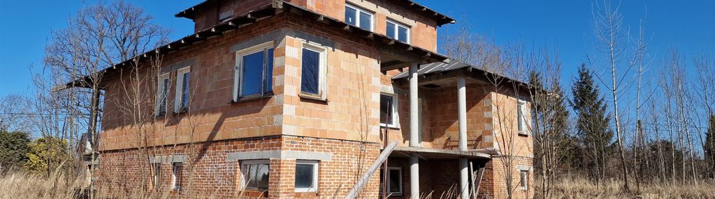 Dom z dużą działką w stanie surowym zamkniętym