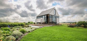 Domy na dużej działce- 2000m od morza