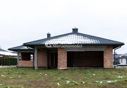 21 arów, garaż i budynek gospodarczy.