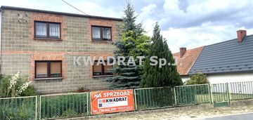 Dom z budynkami gospodarczymi – wodziczna