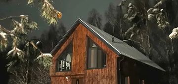 Nowoczesny dom w otoczeniu lasu.