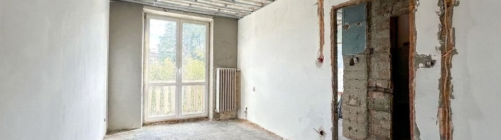 Cegła, balkon, 30m²: zrób tu 2 pokoje