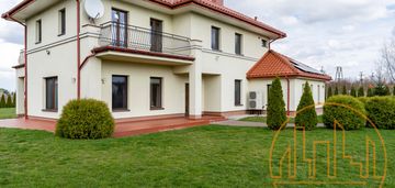 Piękna dwurodzinna willa przy granicy z w-wa