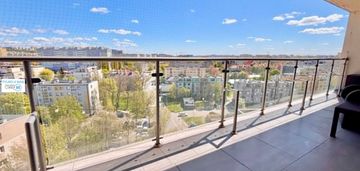 Dwa pokoje z pięknym widokiem w apartamentowcu