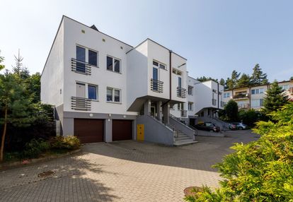 Dwupoziomowy apartament z ogródkiem i garażem