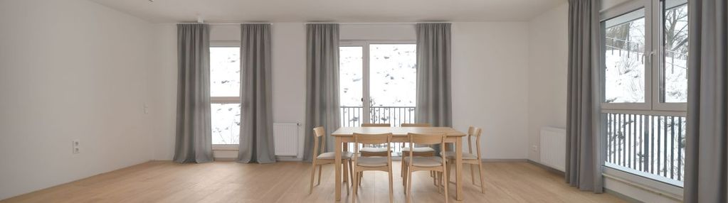 Przestronne mieszkanie z widokiem na zieleń.