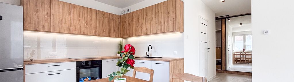 Komórka lokatorska, miejsce parkingowe, umeblowane