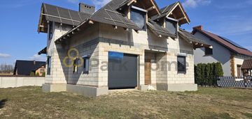 Piętrowy dom blisko lasu i jeziora