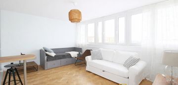 Jasna kawalerka z windą, 34 m² – przy sky tower