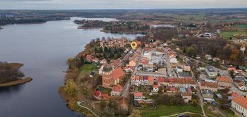 Dom w pasymiu, blisko jeziora kalwa