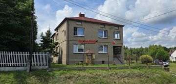Przestronny dom w spokojnej okolicy.