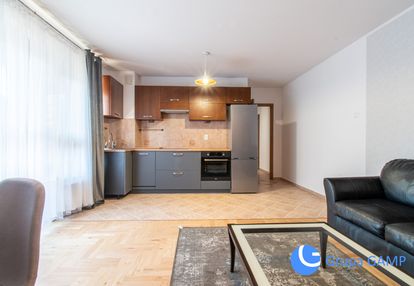 3 pokoje i ruczaj  i czerwone maki i balkon