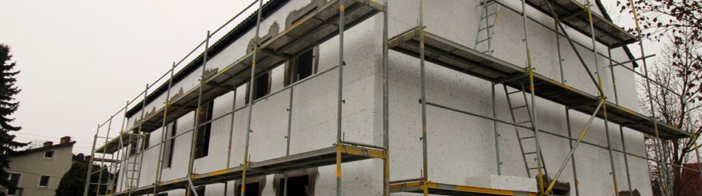 Nowoczesny dom w otoczeniu zieleni.