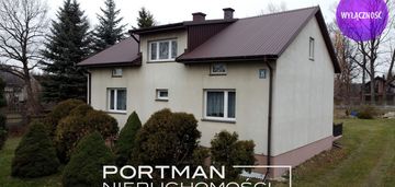 Dom w bliskim sąsiedztwie rzeki i lasu.