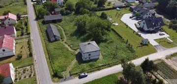 Na sprzedaż: działka budowlana z zabudowaniami