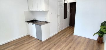 Kawalerka ok. 17,5m2 w podjuchach.