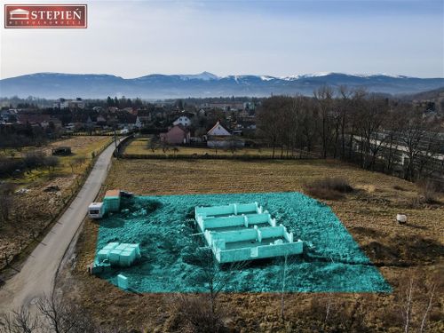 Działka z rozpoczętą budową 3 budynków.