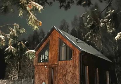 Nowoczesny dom w otoczeniu lasu.