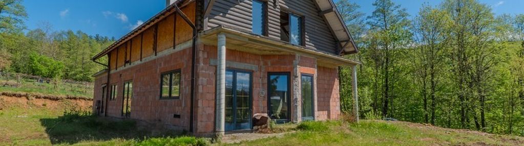 " na wzgórzu , z prywatnym lasem i strumykiem "