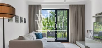 Spokojna okolica w otoczeniu lasu i blisko plaży