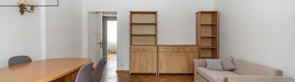 Kameralny, 2-piętrowy blok obok kampinosa