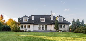 Dom z basenem i kortem tenisowym|tyniec mały|332m2