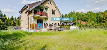 Dom w leśnej enklawie. pij poranną kawę na tarasie