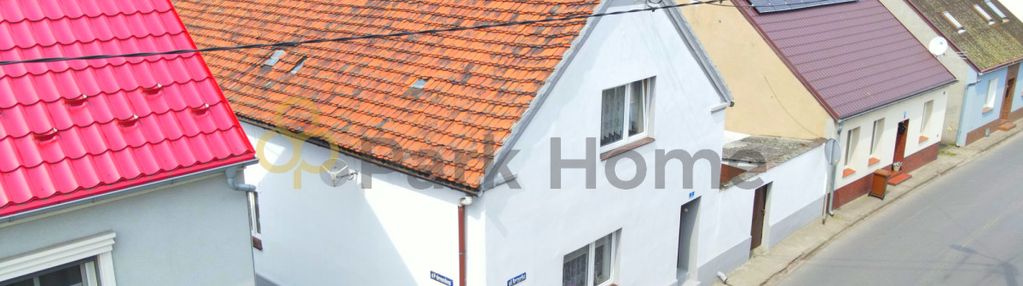 Duży dom wolnostojący z budynkami gospodarczymi