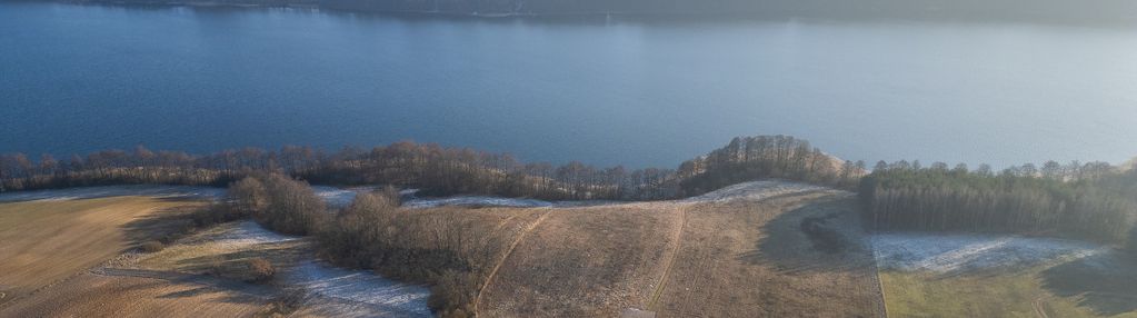 Działka z linią brzegową jeziora
