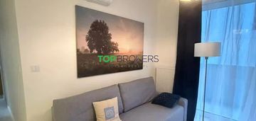 Trzy pokoje w nowoczesnym budynku