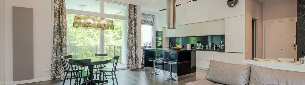 Apartament z widokiem na las, komórka i hala gar.