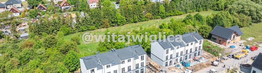 Skrajny szereg na kameralnym osiedlu w iwinach