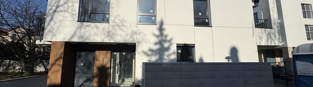 3 pokoje, garaż, komórka. ostatnie piętro.