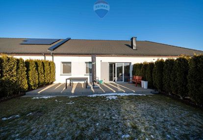 Parterowy, funkcjonalny dom z ogródkiem.