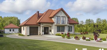 Rezydencja ze stawem w klwatach koło radomia