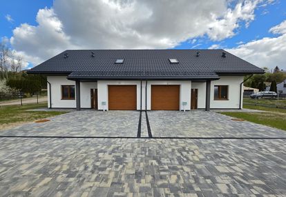 Nowy dom w zabudowie bliźniaczej z garażem i widokiem na łomżę i narew