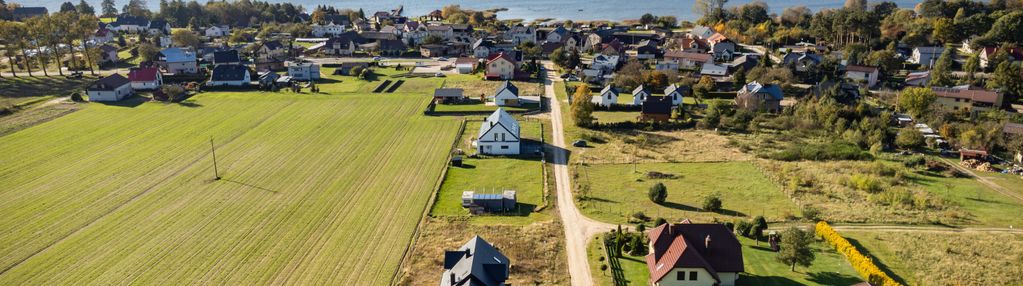 Nowoczesny dom w otoczeniu jeziora i lasu