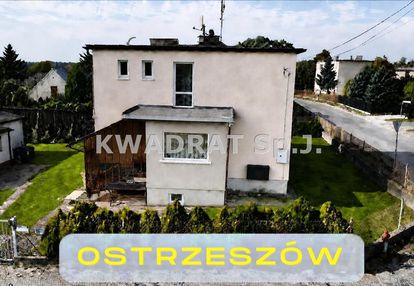 Dwa budynki mieszkalne.