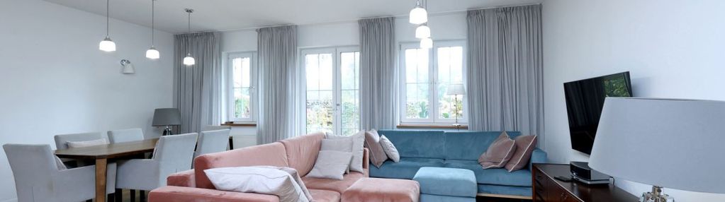 Segment skrajny z pięknie zagospodarowanym ogrodem