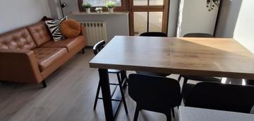Salon z aneksem kuch. i balkonem w wielkiej płycie.