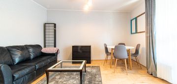 3 pokoje i ruczaj  i czerwone maki i balkon