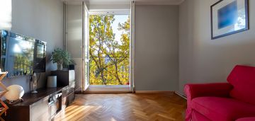 Klimatyczne mieszkanie tuż przy metrze