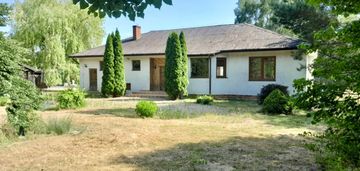 Dom w otoczeniu lasu z dużą działką