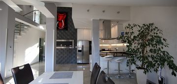 Nowoczesny dwupoziomowy apartament w centrum