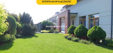 Komfortowy dom otoczony zielenią