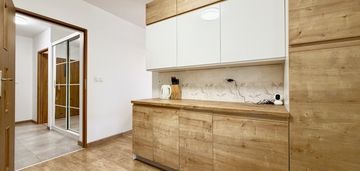 *** 2 pokoje, widna kuchnia, balkon, 1 piętro ***